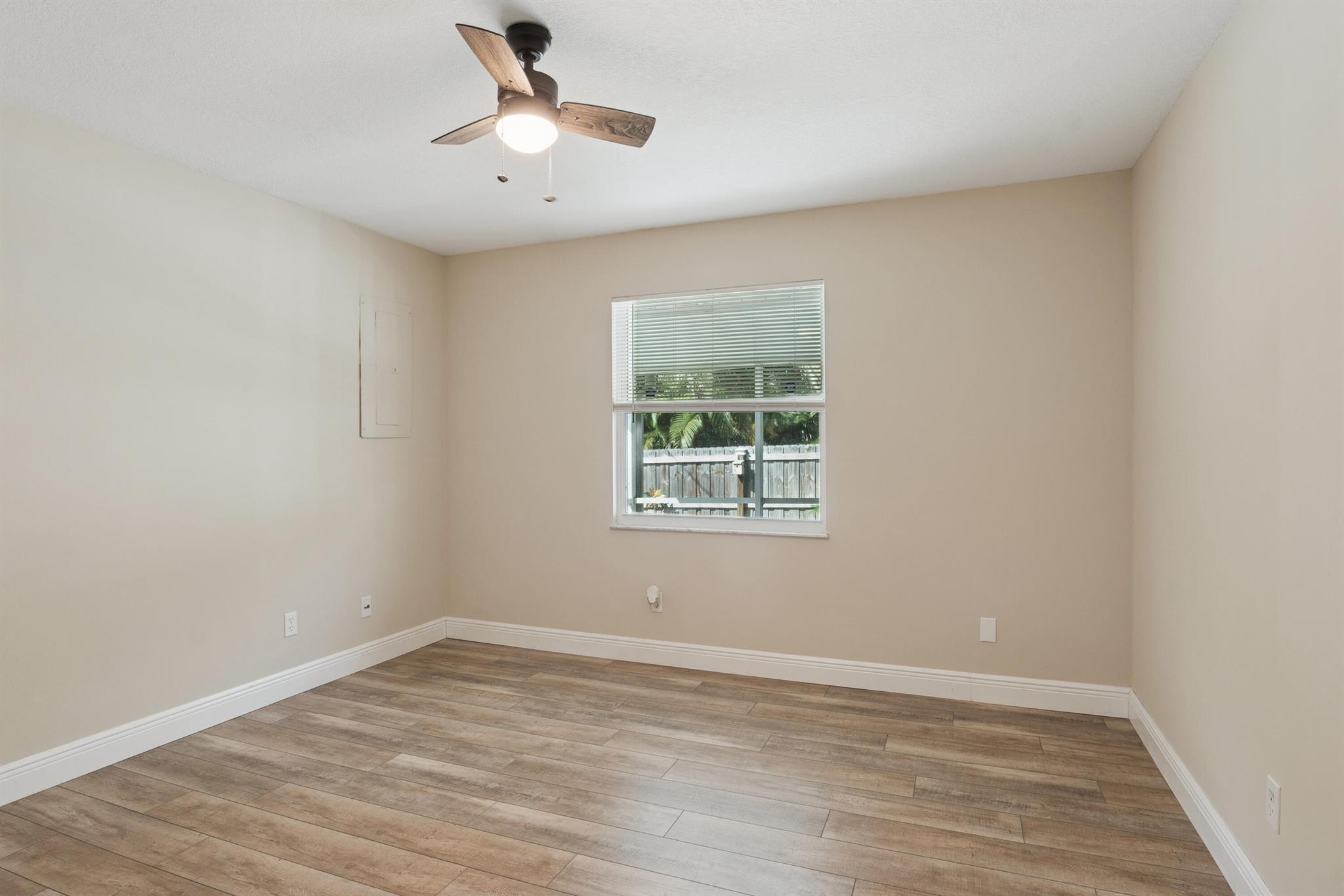 PALM LAKE ESTATES - Residential