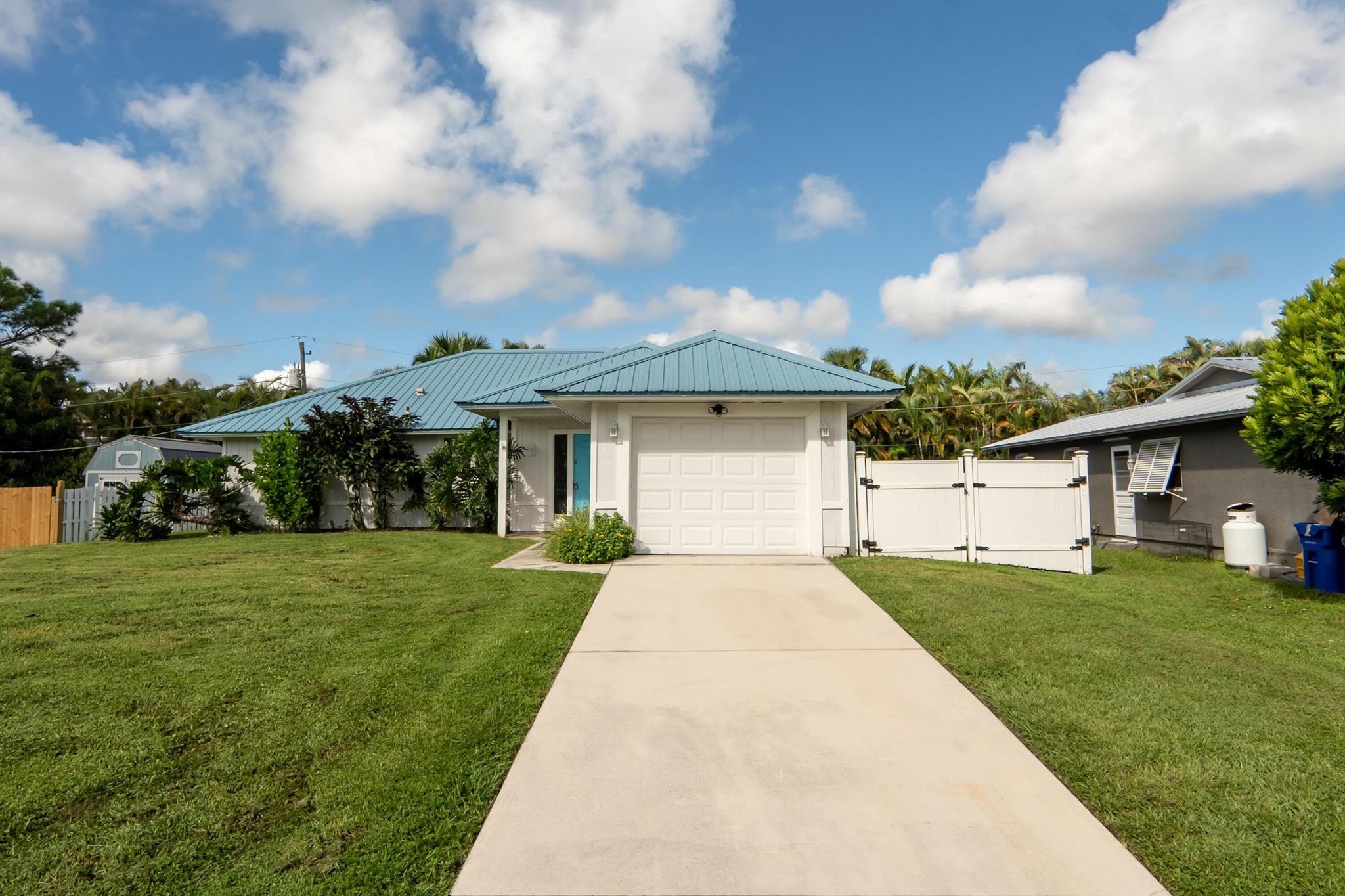 PALM LAKE ESTATES - Residential