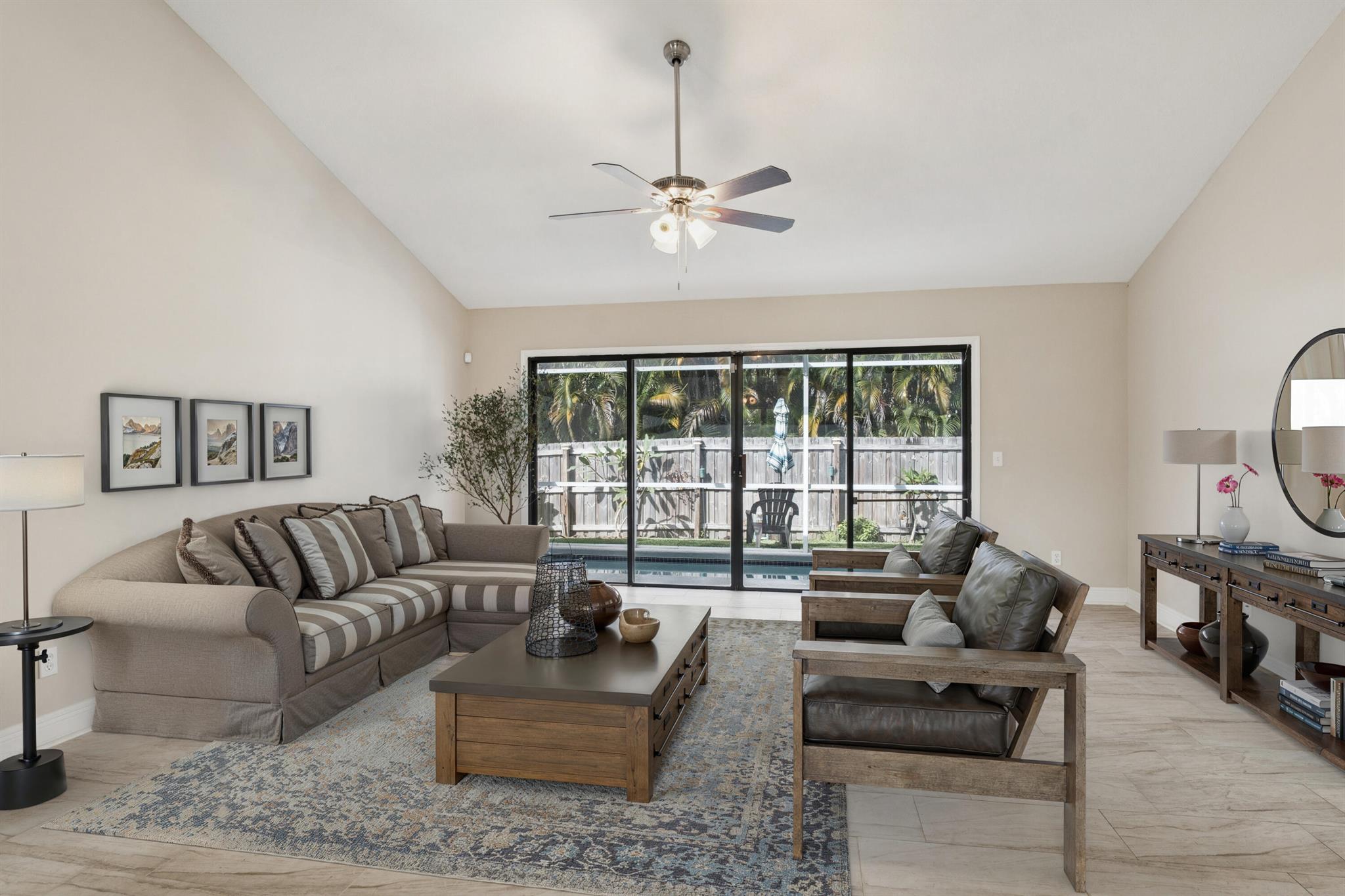 PALM LAKE ESTATES - Residential