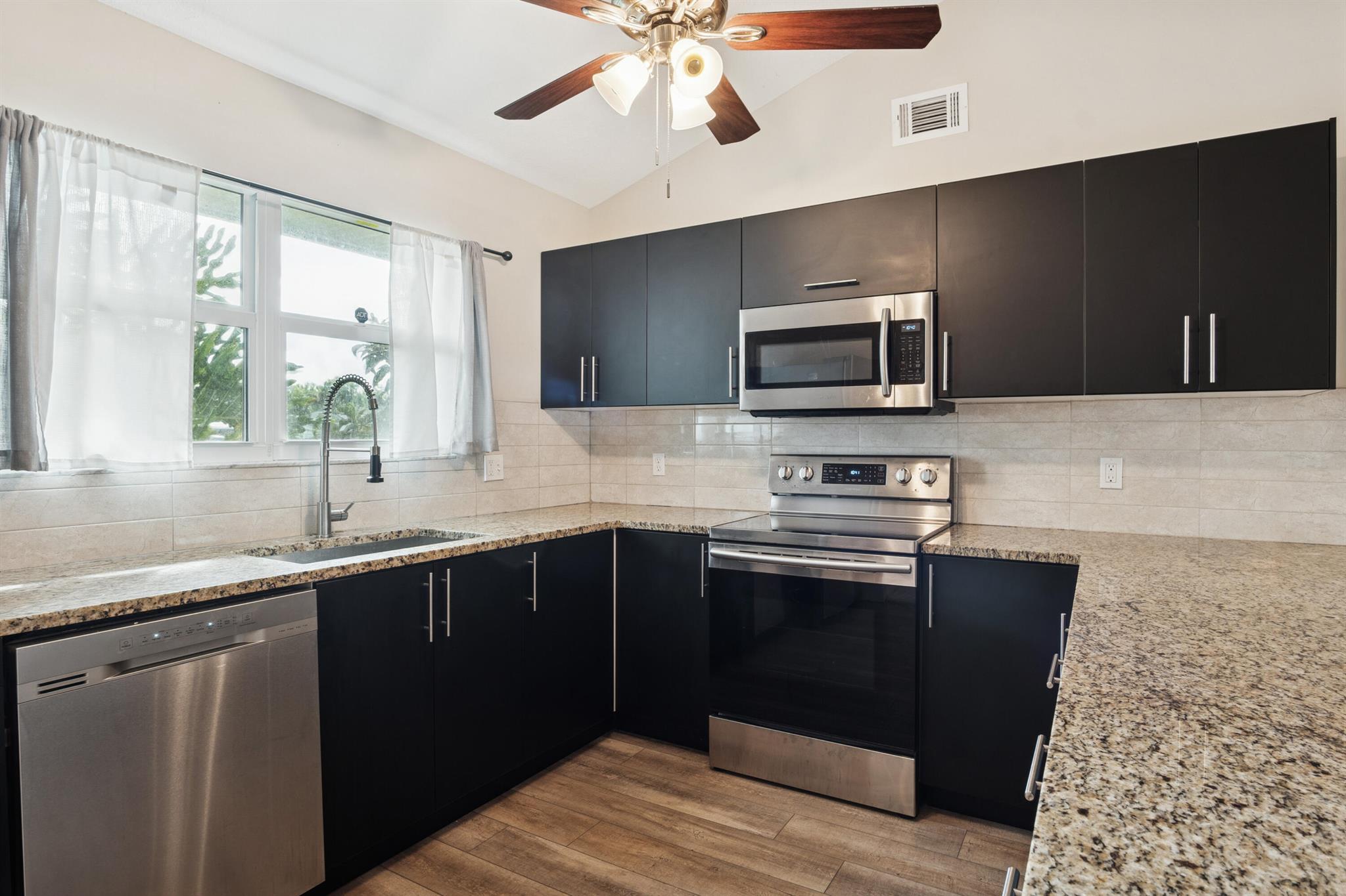 PALM LAKE ESTATES - Residential