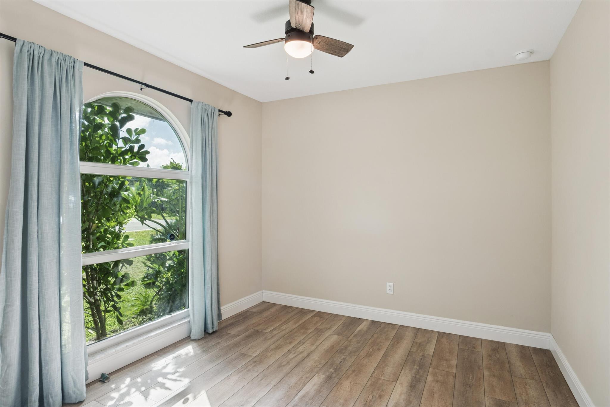 PALM LAKE ESTATES - Residential