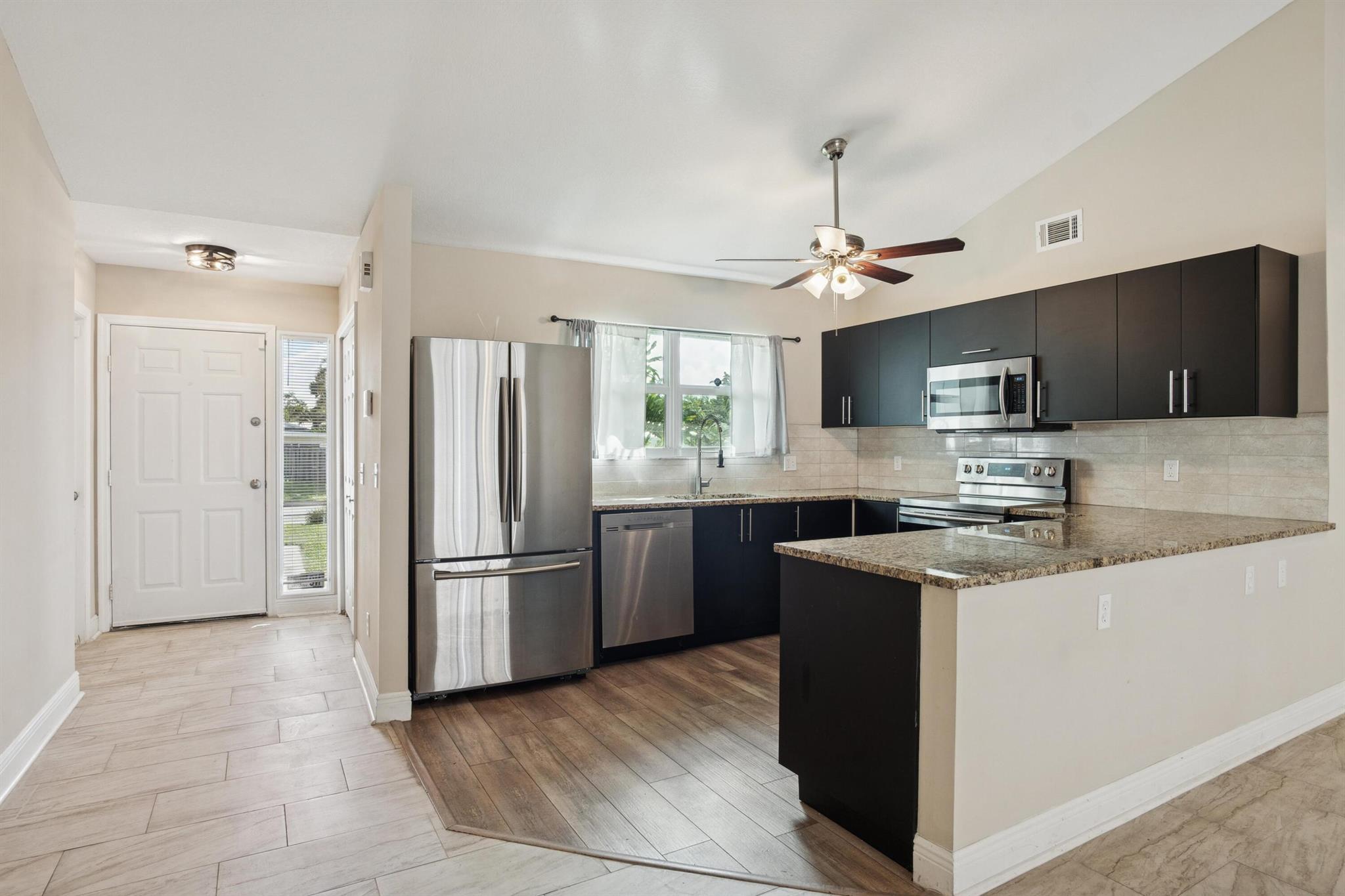 PALM LAKE ESTATES - Residential