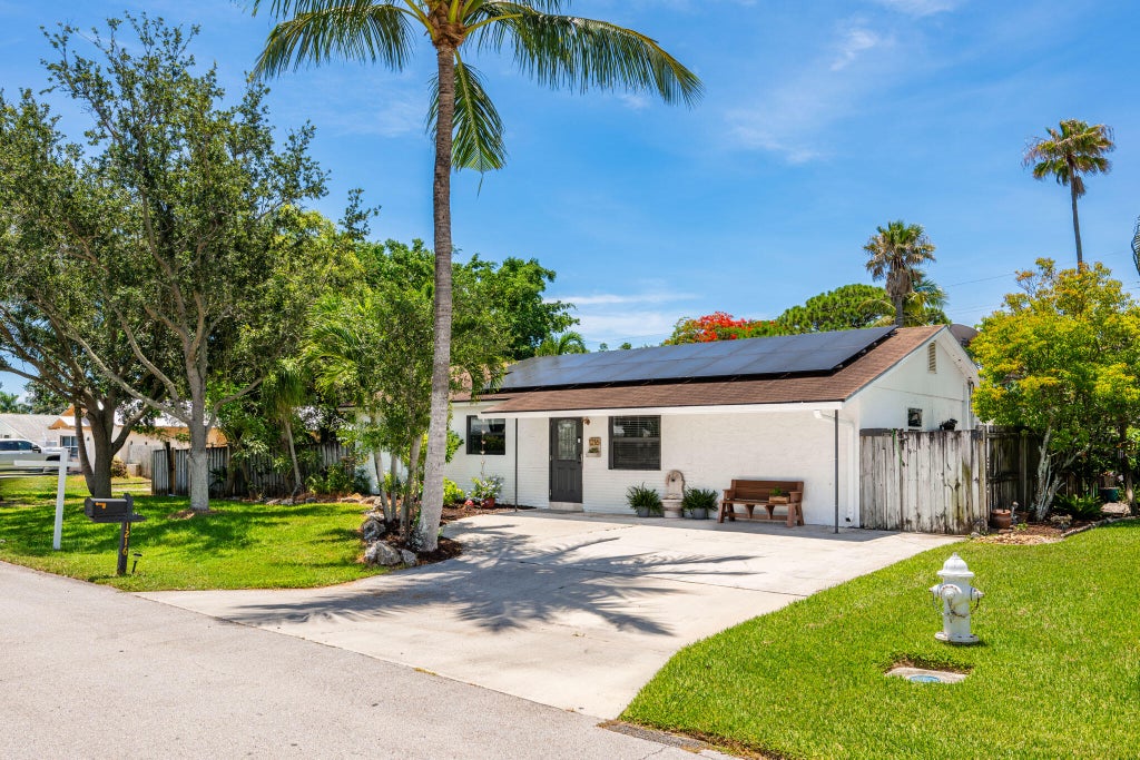 Photo of 1216 Neoga Street, Jupiter, FL 33458 (MLS # R11096944)