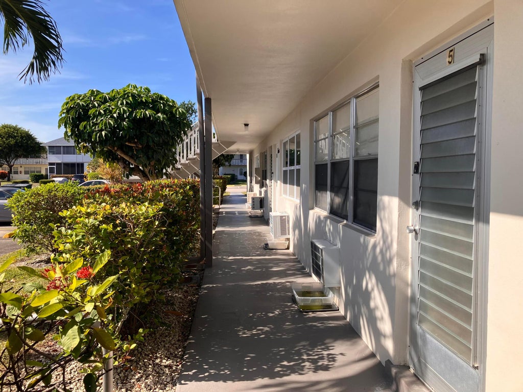Photo of 6 Kingswood A, West Palm Beach, FL 33417 (MLS # B26082484)
