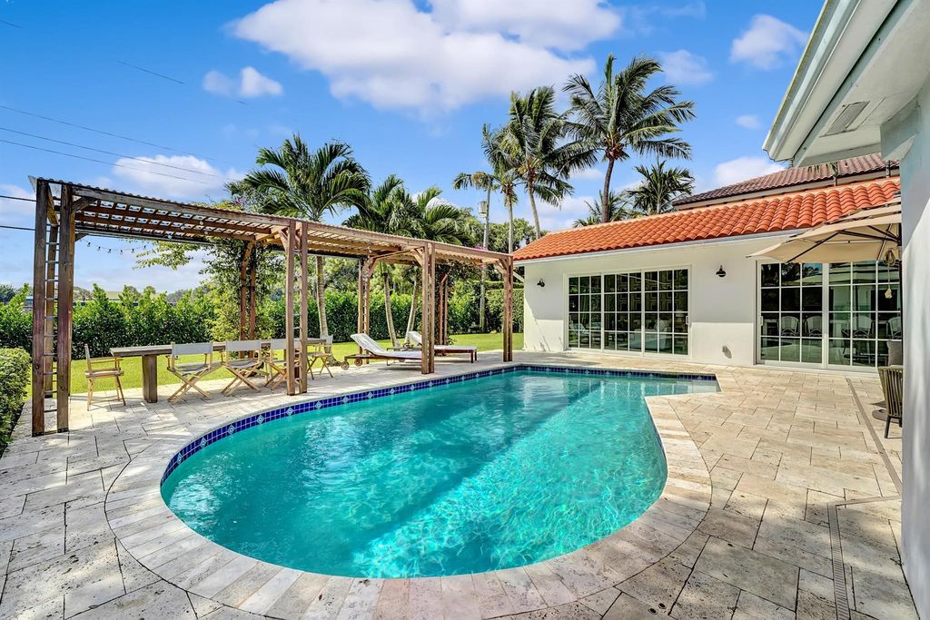 Photo of 724 NW 4th Street, Boca Raton, FL 33486 (MLS # R11121432)