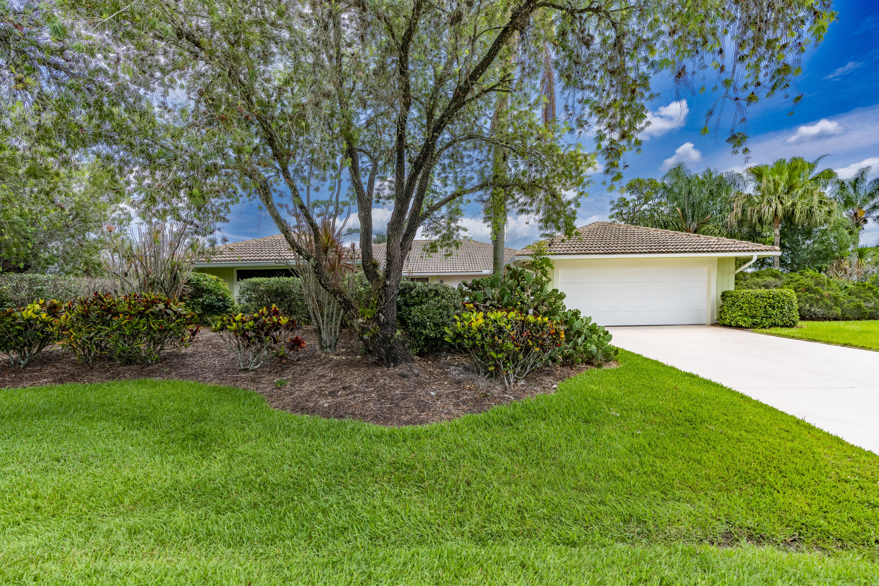 1543 SW Troon Circle