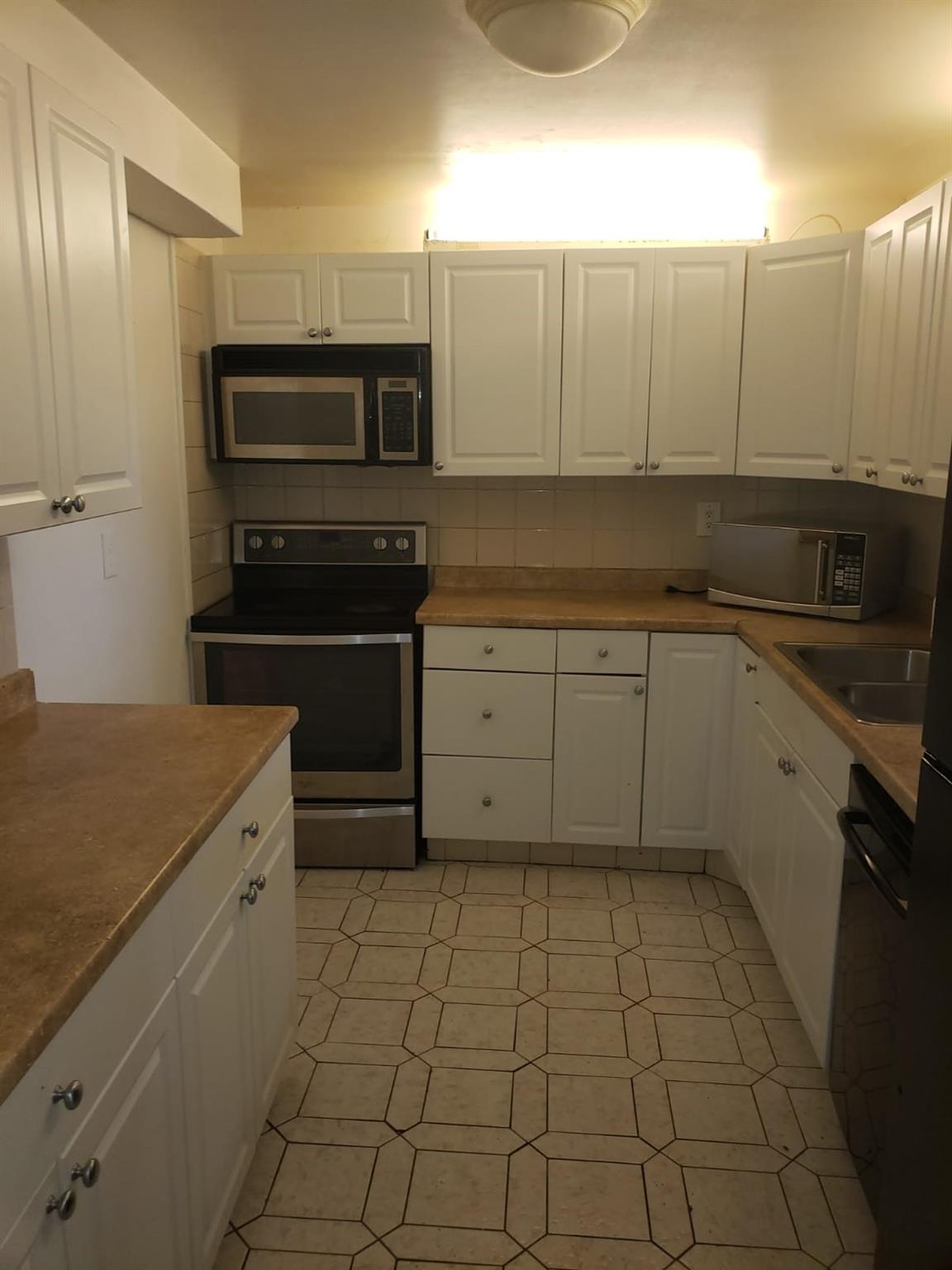 BEAUTIFUL 2/2 UNIT IN DEERFIELD BEACH. CONDO FEATURES POOL, GYM AND SAUNA. CONVENINETLY LOCATED NEAR SHOPPING PLAZA, MAJOR HIGHWAYS AND MORE. UPDATED KITCHEN, LOTS OF STORAGE SPACE. WATER AND TRASH INCLUDED WITH THE RENT. EASY APPROVAL PROCESS. LOCKBOX AT THE DOOR. CLICK ON SHOW ASSIST FOR MORE INFORMATION. ****DUE TO THE HIGH VOLUME OF CALLS PLEASE TEXT YOUR QUESTIONS, THANK YOU !