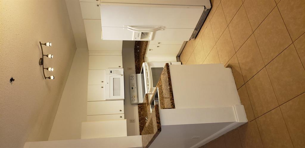 VERY NICE UPDATED 2/1 WITH GRANITE COUNTER TOPS IN KITCHEN AND TILE FLOOR THROUGHOUT. GUARD GATED COMMUNITY. 2ND FLOOR UNIT WITH SCREENED BALCONY. FULL SIZE WASHER/DRYER IN THE UNIT. WATER INCLUDED. COMMUNITY OFFERS POOL, TENNIS COURTS, SPA/JACUZZI, GYM, ETC. IMMEDIATELY AVAILABLE. ASSOCIATION REQUIRES AT LEAST 10 DAYS FOR APPROVAL. SHOW AND RENT.