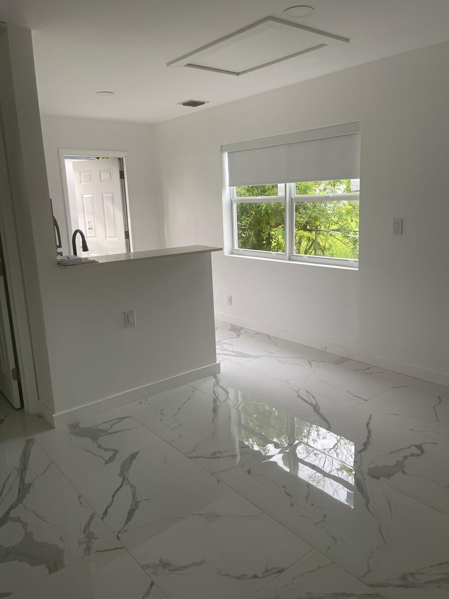 SUPER CUTE APARTMENT IN A SAFE AND QUIET BUILDING IN HOLLYWOOD. WATER INCLUDED. CONVENIENT LOCATION CLOSE TO SR7, HOLLYWOOD BLVD, FL TURNPIKE. WASHER/DRYER IN THE BUILDING. PLENTY OF PARKING