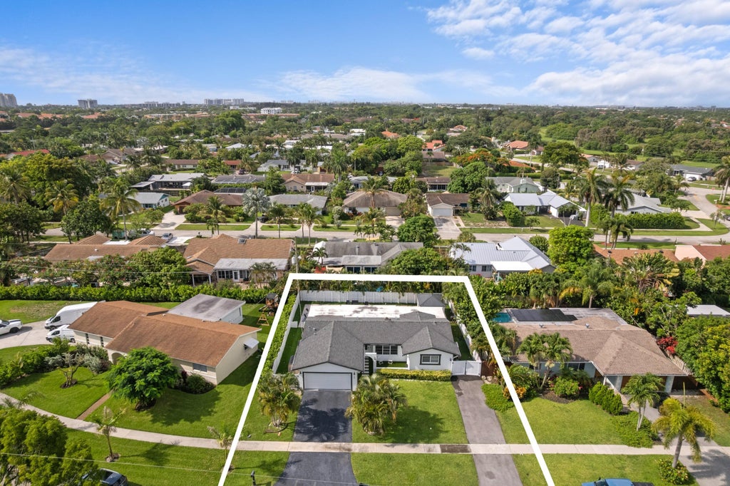 Photo of 124 Oregon Lane, Boca Raton, FL 33487 (MLS # B26045848)