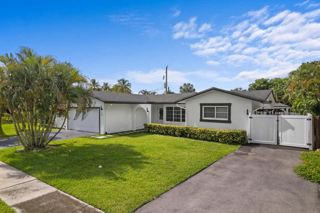Photo of 124 Oregon Lane, Boca Raton, FL 33487 (MLS # B26045848)