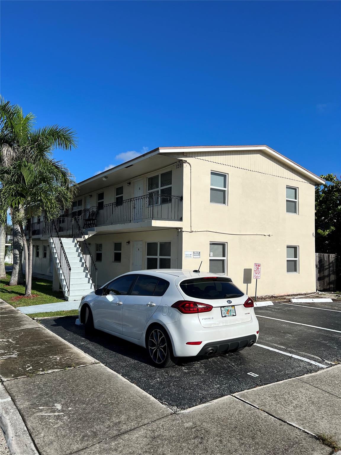 Remodeled 1 bedroom 1 bath apartment located close to I-95, downtown, restaurants, shopping and and much
more. Vacant and available immediately.