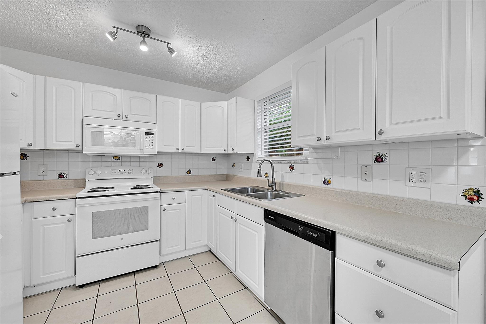 MRS ELVA A TRUAX - Residential Lease