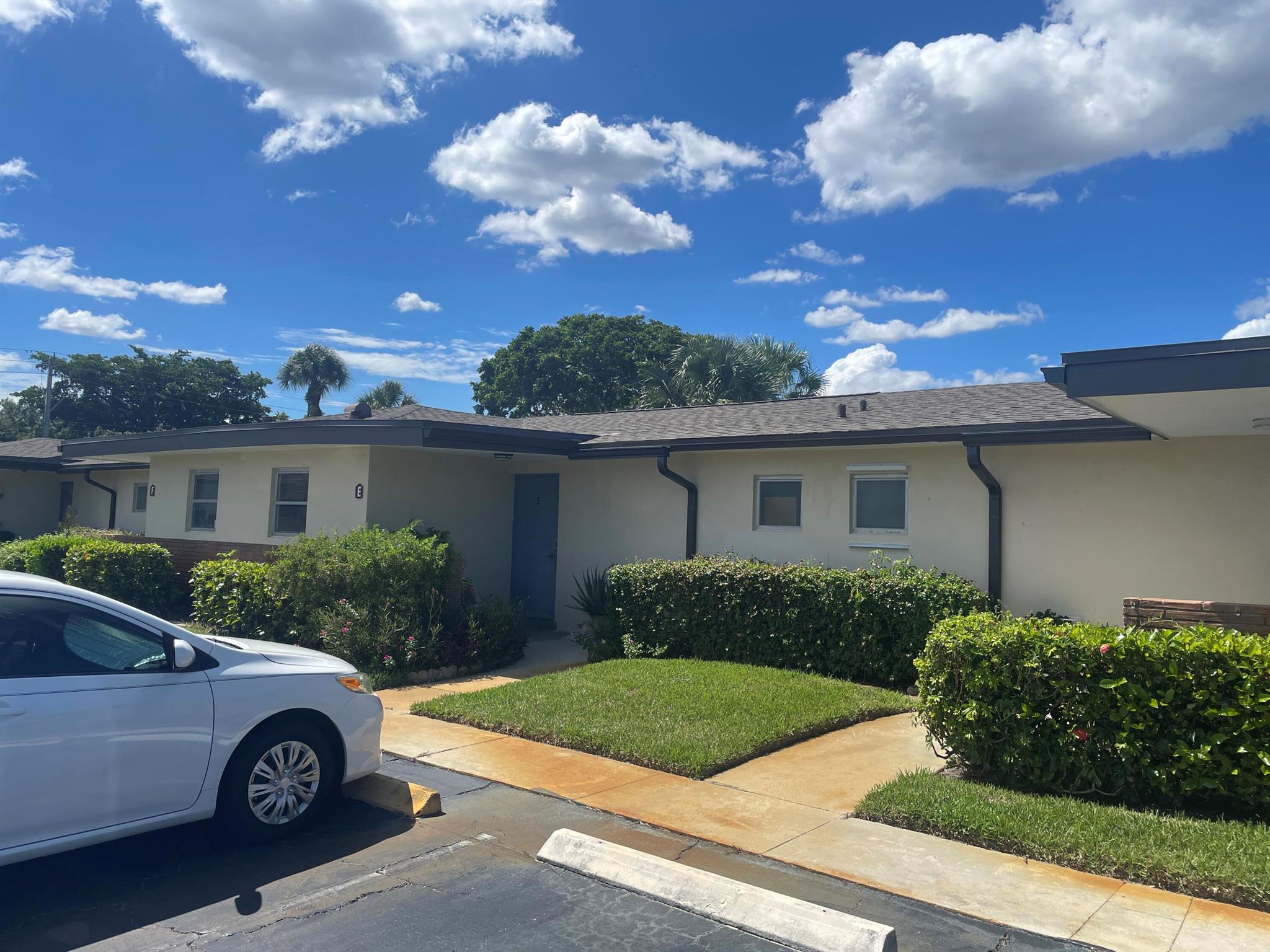 Wonderful Cresthaven age 55 plus condo available for annual rental. Tile floor throughout. Can be rented furnished at $1600/month. Remodeled kitchen and bathroom. NEW A/C! Laundry and mailbox steps away in center of culdesac. Enjoy use of Ashley clubhouse and pool within walking distance.