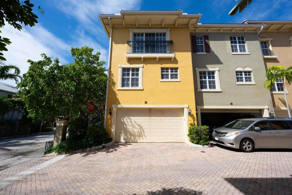 Photo of 530 S Federal Highway #8, Lake Worth Beach, FL 33460 (MLS # R11026672)