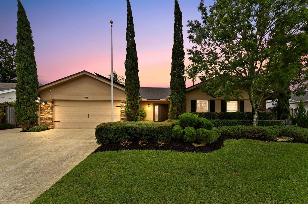 Photo of 946 NW 10th Street, Boynton Beach, FL 33426 (MLS # R11096991)