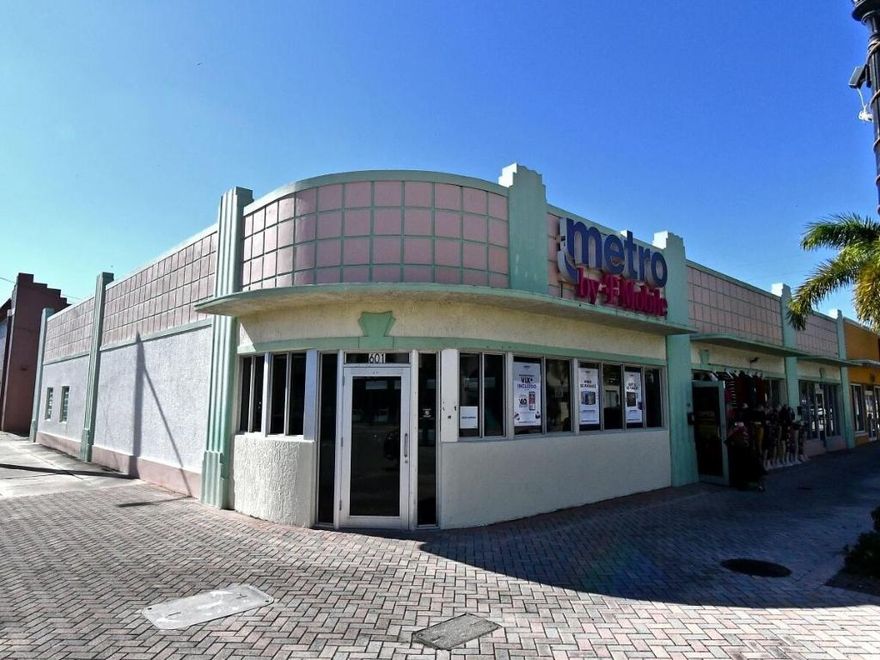 Great location, close to Downtown.  1,200 sgft available.
 The property has excellent visibility and exposure.
This space is ideal for a community office or retail location, small business, or professional needs. Great potential, Call for showing!