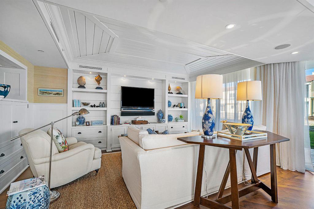 TWO THOUSAND CONDO - Residential