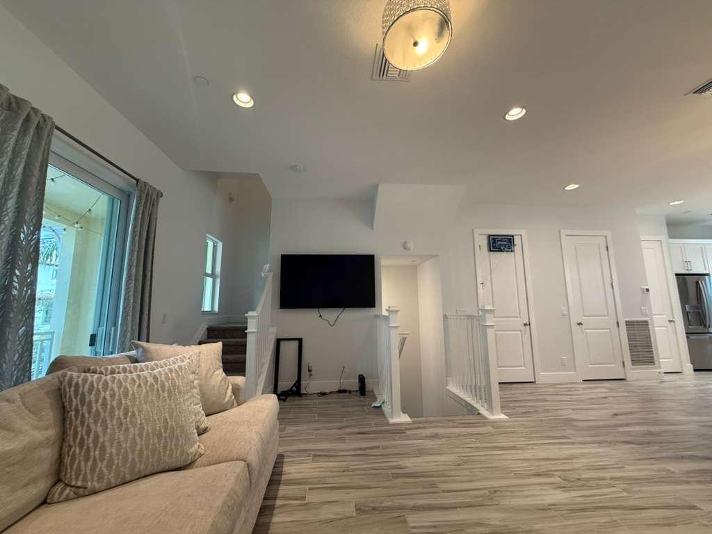 ALTON NEIGHBORHOOD - Residential Lease