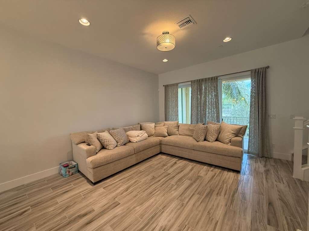 ALTON NEIGHBORHOOD - Residential Lease