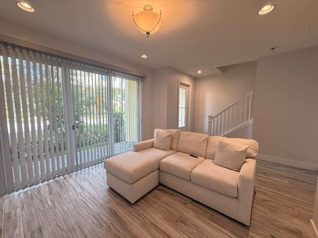 ALTON NEIGHBORHOOD - Residential Lease