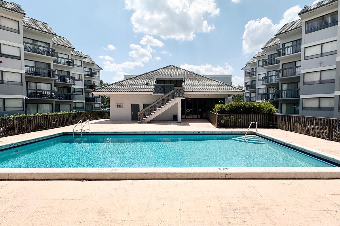 PRESIDENTIAL GOLFVIEW CONDO - Residential