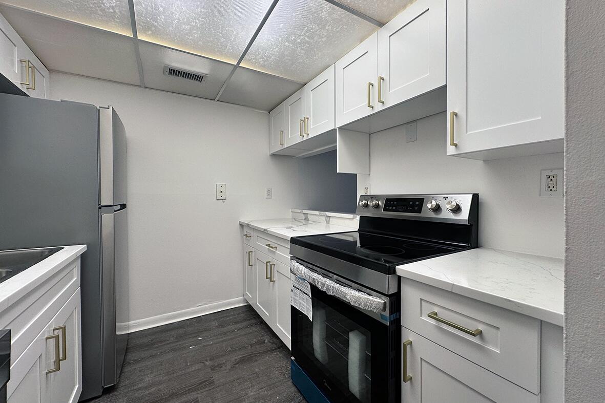 PRESIDENTIAL GOLFVIEW CONDO - Residential