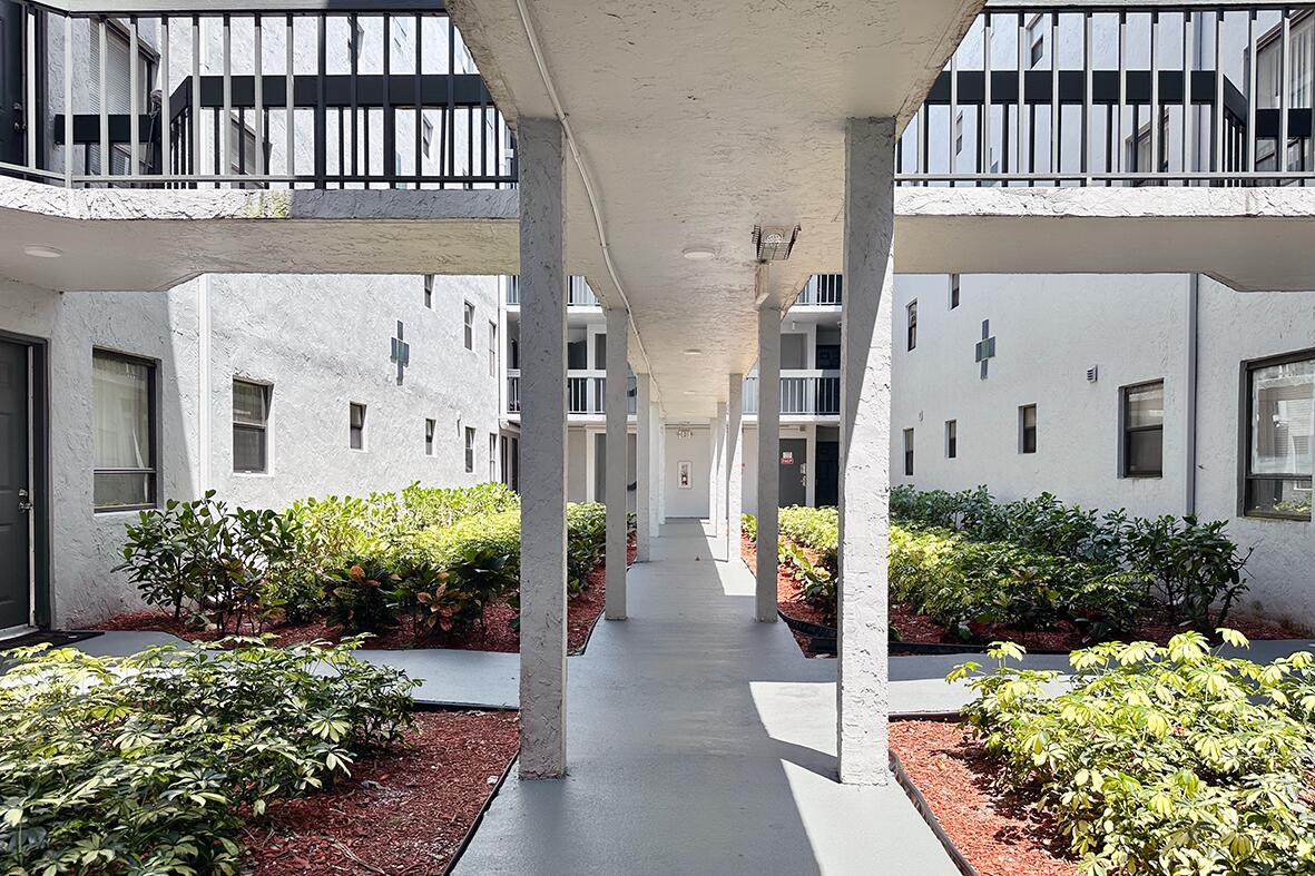 PRESIDENTIAL GOLFVIEW CONDO - Residential