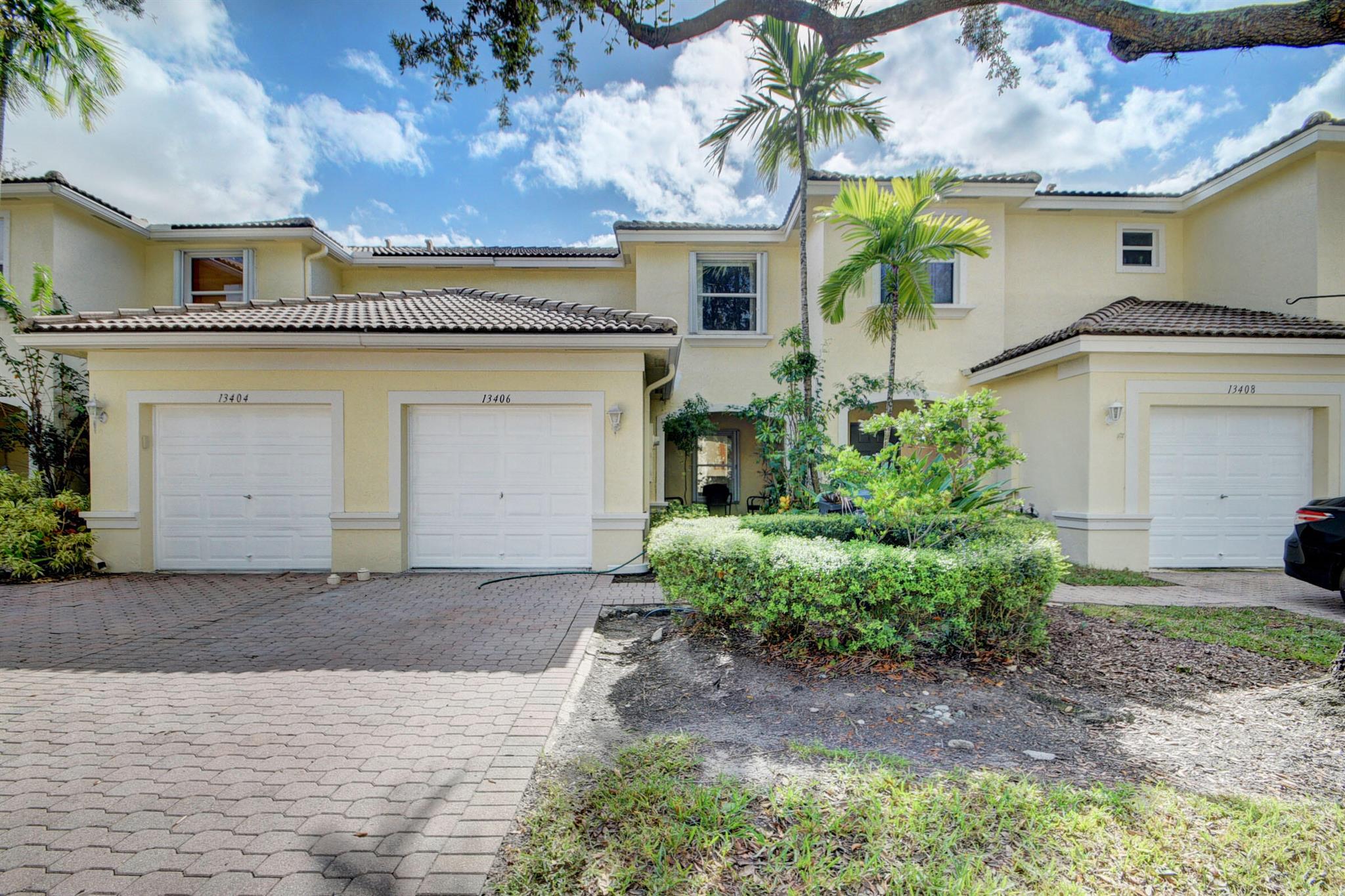 Quite neighborhood in the heart of Wellington close to all, great shopping, parks, , schools.Tile and laminate floors through home, kitchen open in to the living area, great for gathering with friends a family, two large bedrooms in the second floor. Community features crystal clear pool.