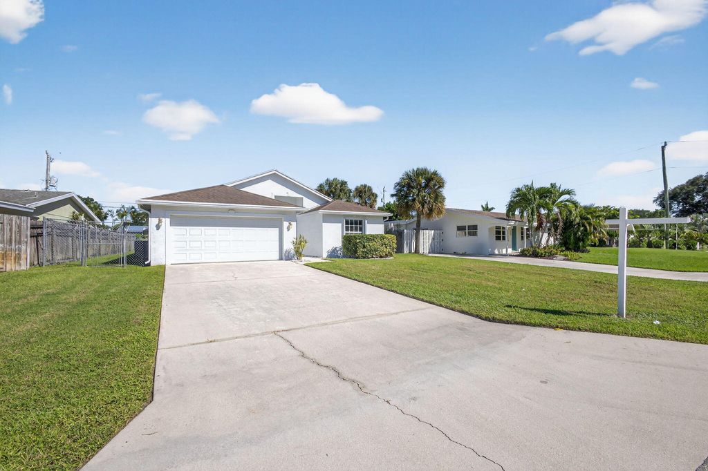 Photo of 554 Riverside Drive, Palm Beach Gardens, FL 33410 (MLS # R11137422)