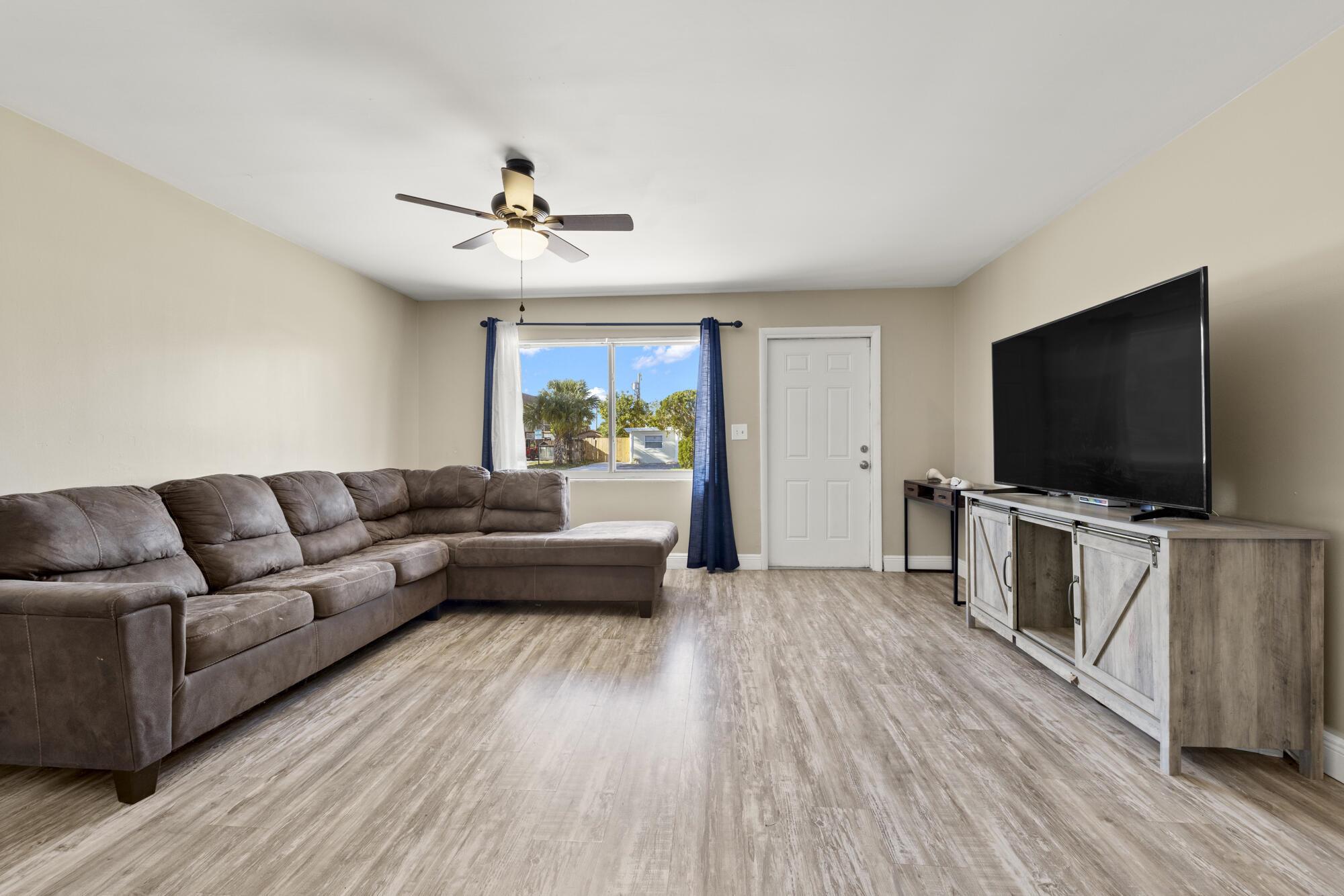 926 W Jasmine Drive