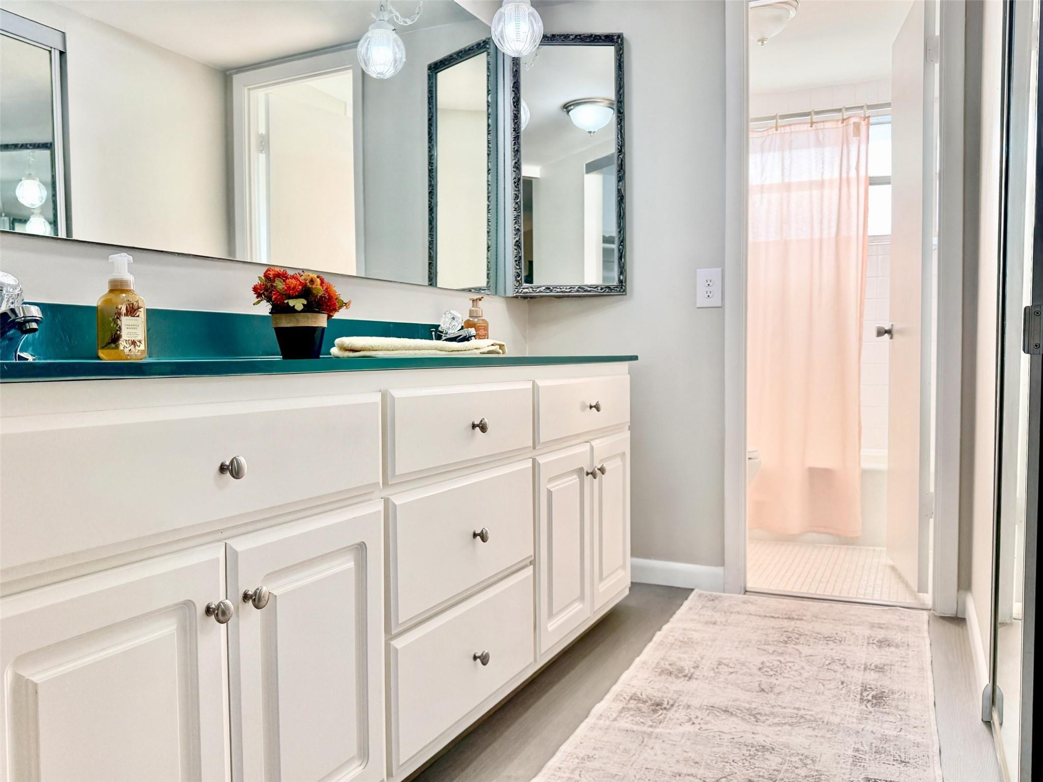 Emerald Condo - Residential