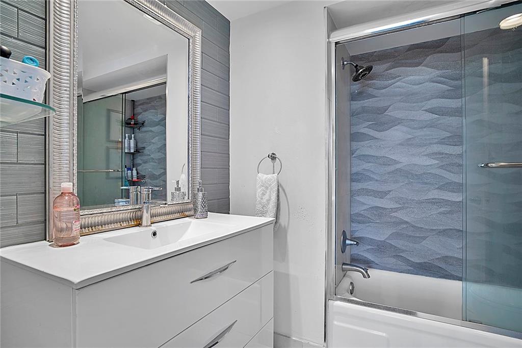 EMBASSY TOWER - Residential