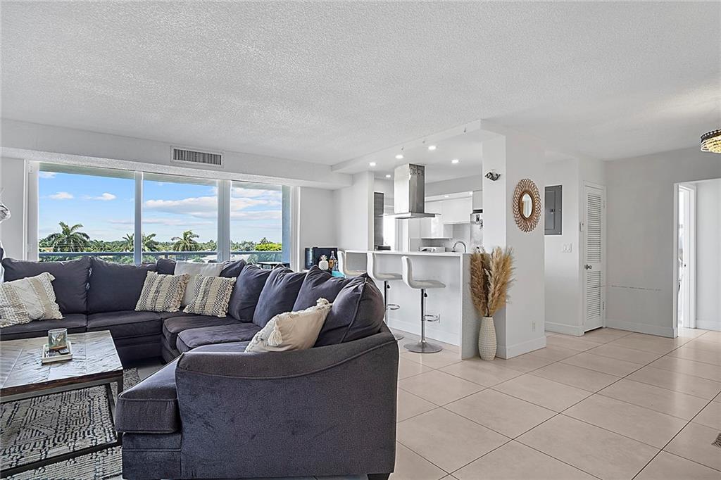 EMBASSY TOWER - Residential