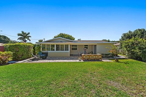 Tiny photo for 1401 N Lake Court, Lake Clarke Shores, FL 33406 (MLS # R11160933)