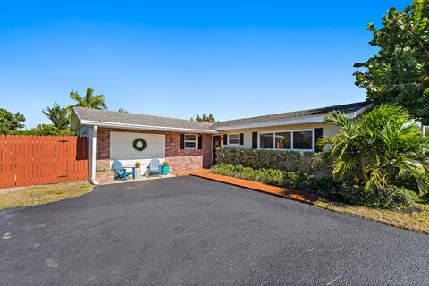 1401 N Lake Court Lake Clarke Shores FL 33406