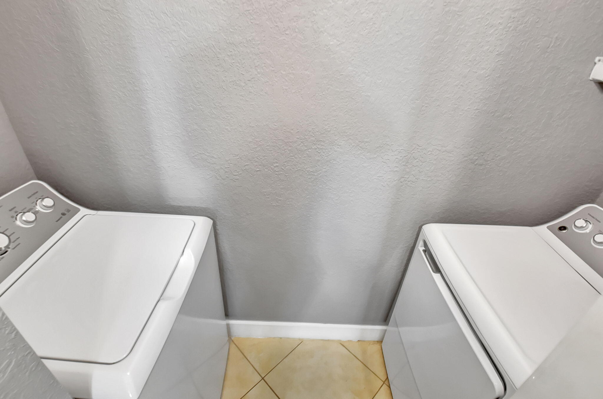 VIZCAYA LAKES CONDO - Residential Lease