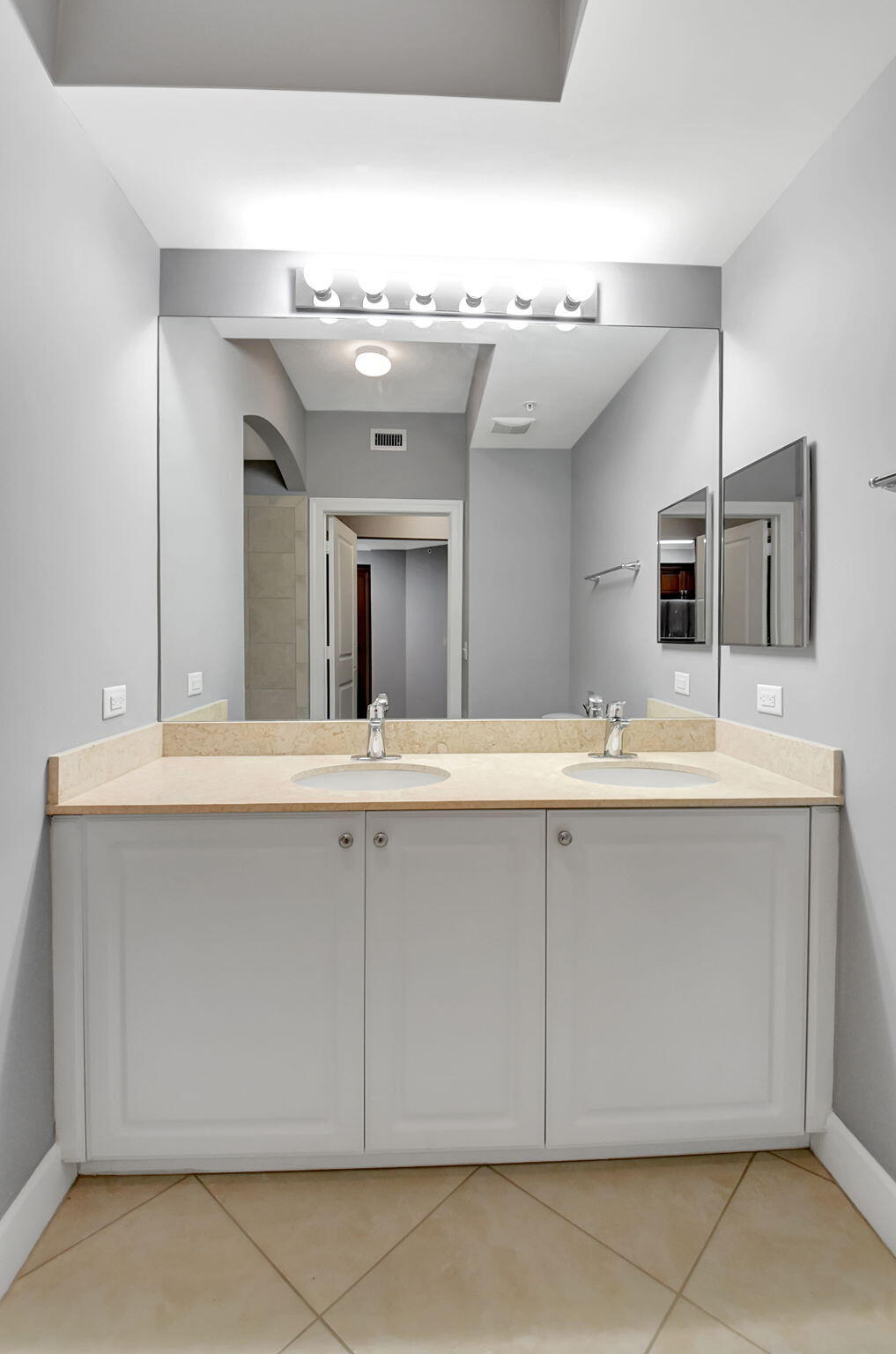 VIZCAYA LAKES CONDO - Residential Lease