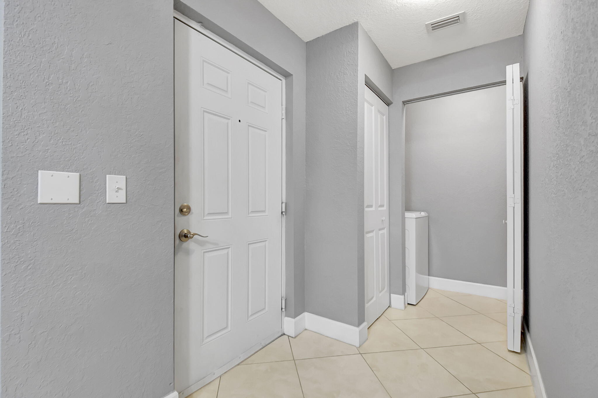 VIZCAYA LAKES CONDO - Residential Lease