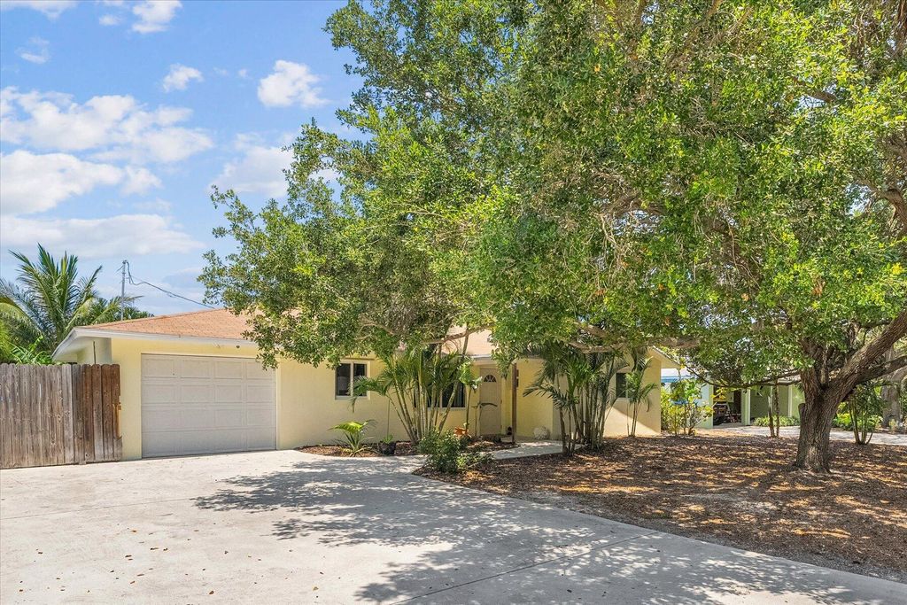 Photo of 5 E Riverside Drive, Jupiter, FL 33469 (MLS # R10987446)
