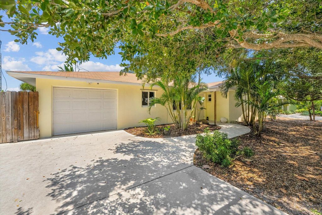 Photo of 5 E Riverside Drive, Jupiter, FL 33469 (MLS # R10987446)