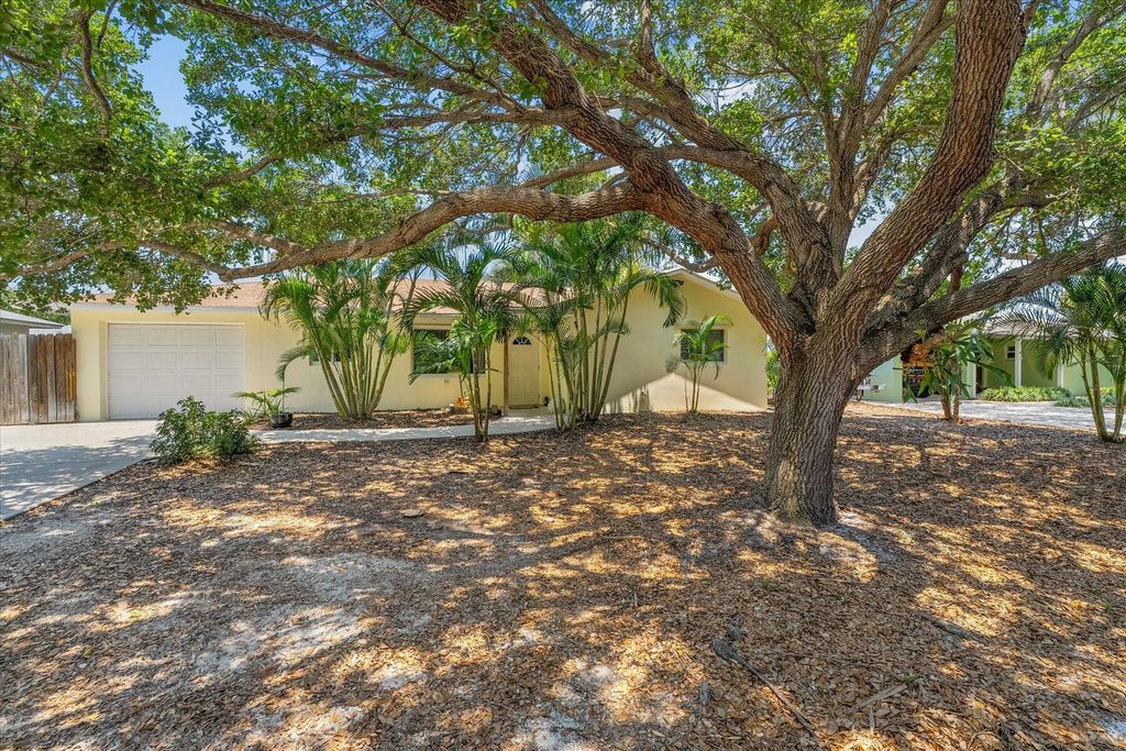 Photo of 5 E Riverside Drive, Jupiter, FL 33469 (MLS # R10987446)