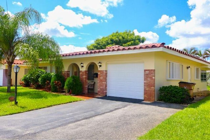 3 BEDROOM 2 BATH VILLA  IN QUIET NEIGHBORHOOD OF CRYSTAL LAKE VILLAS FRESHLY PAINTED UPDATED KITCHEN , STAINLESS STEEL APPLIANCES, BATHROOMS ARE UPDATED HOUSE IS VERY BRIGHT AND CLEANCLOSE TO SHOPPING,RESTAURANTS AND THE BEACH