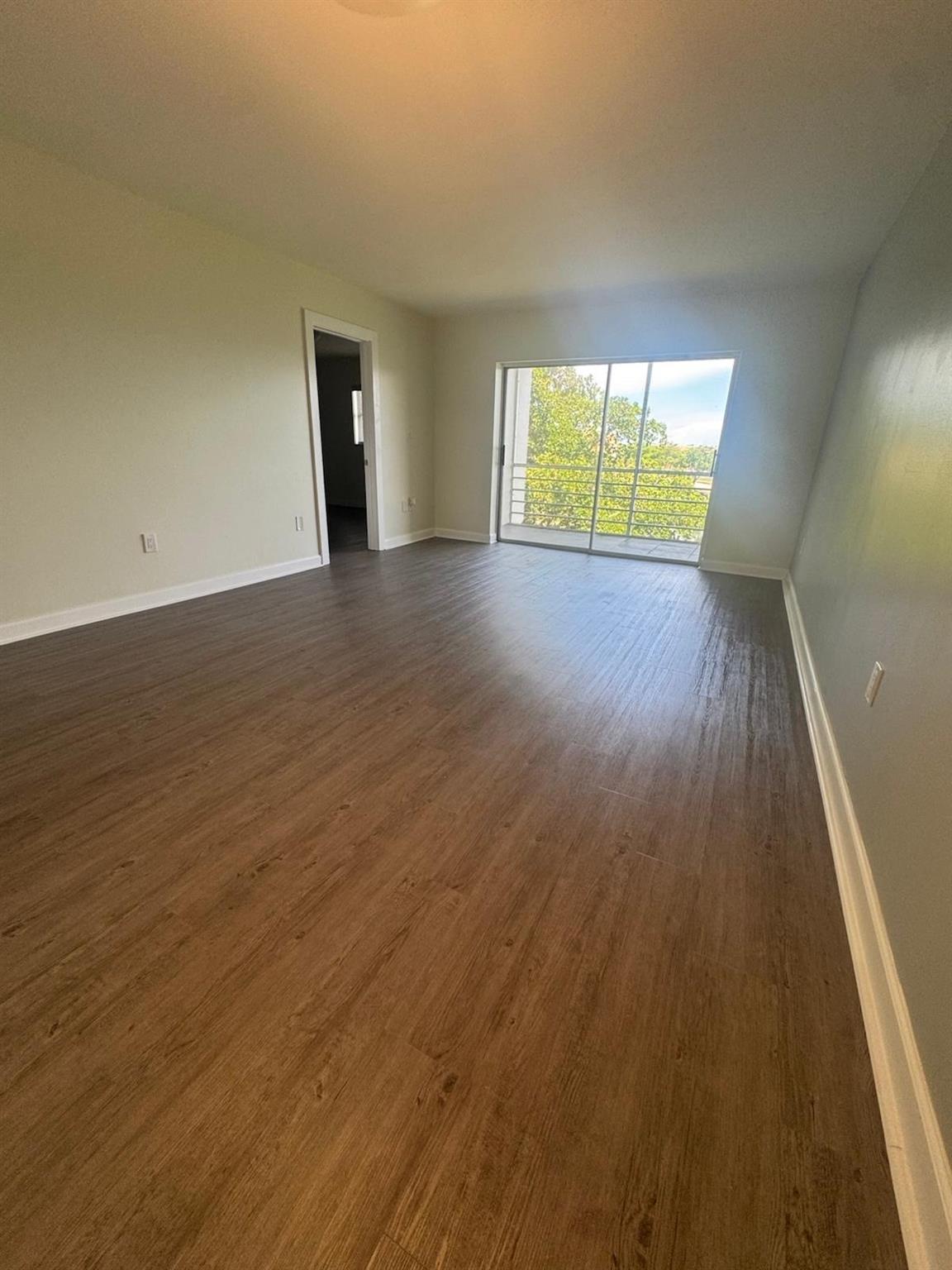 Gorgeous apartment 2/2, Totally updated, New kitchen, Stain Steal Appliances, New Floors, Renovated Bathrooms, Lake View, Close to main roads, shops and Restaurants. Must see it!!!