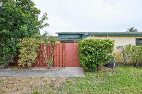 LOW HOA FEE TOWNHOUSES FOR SALE IN PALM BEACH COUNTY 1091 Manor Drive Palm Springs FL 33461