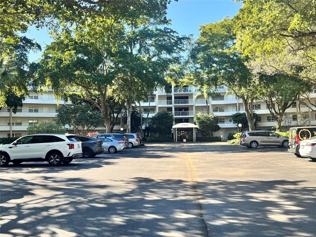 Photo of 3980 Oaks Clubhouse Drive #405, Pompano Beach, FL 33069 (MLS # F10543675)