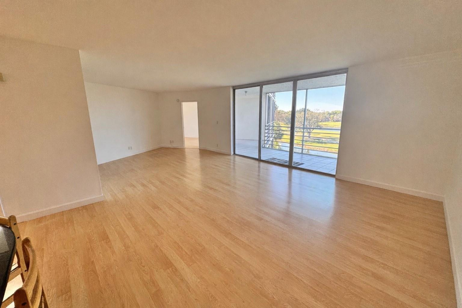 3980 Oaks Clubhouse Drive 405