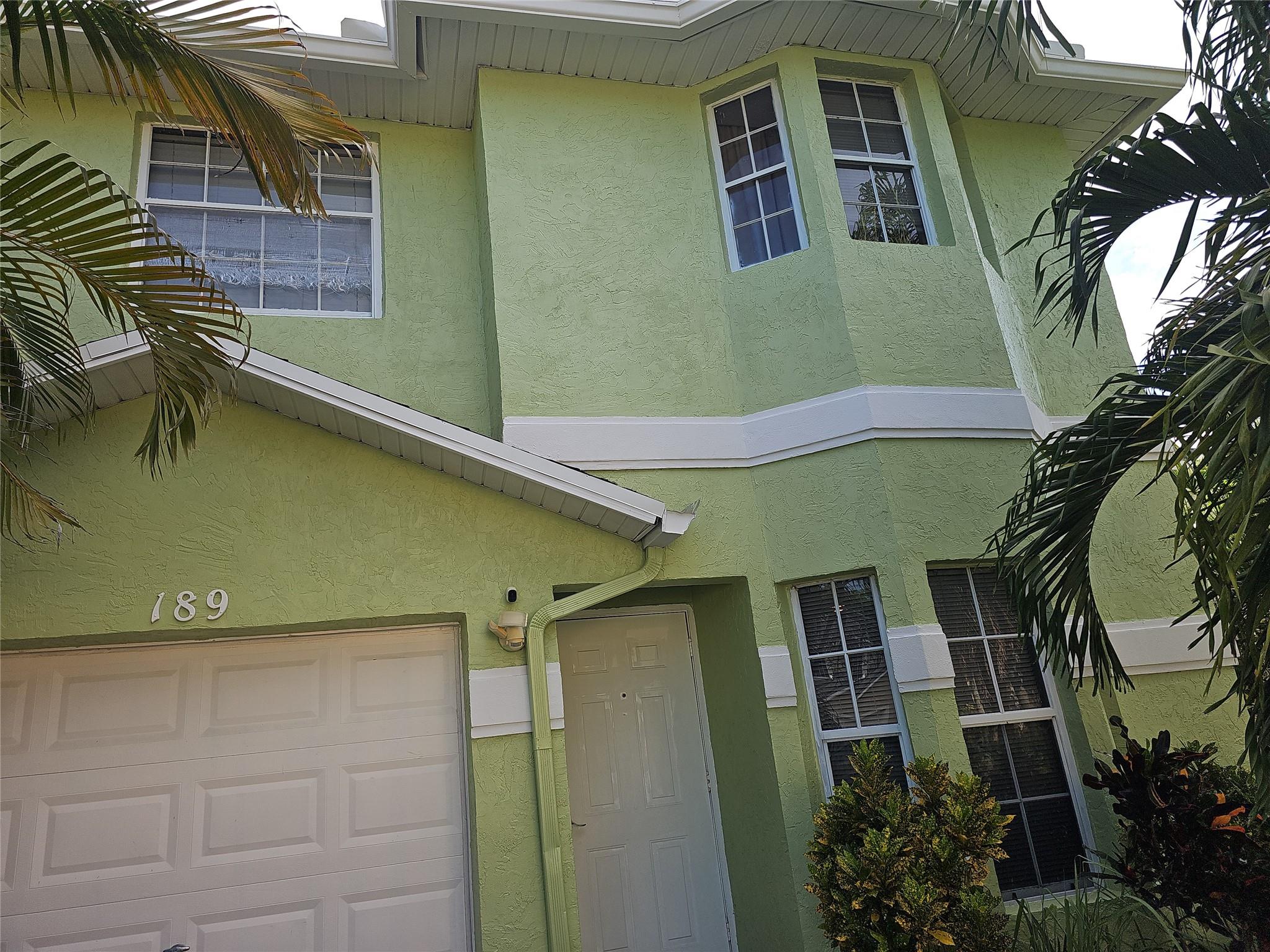 Beautiful updated 3 bedroom 2/1.5 bath shared space townhouse, renting two bedrooms. 1st bedroom is the master bedroom with bathroom. Very spacious with large closet. Renting for $1000 a month with all utilities included. 2nd bedroom doesn't have its own bathroom. 2nd bedroom will share bathroom with 3rd bedroom up stairs. Renting for $900 a month with all utilities included.
Tenants has access to washer and dryer while enjoying a shared space environment. Tenants can put small fridge in room if desired to do so. Only 2 payments to move in.