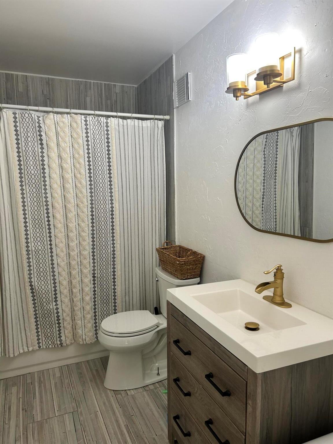 WELLESLEY AT LAKE CLARKE - Residential