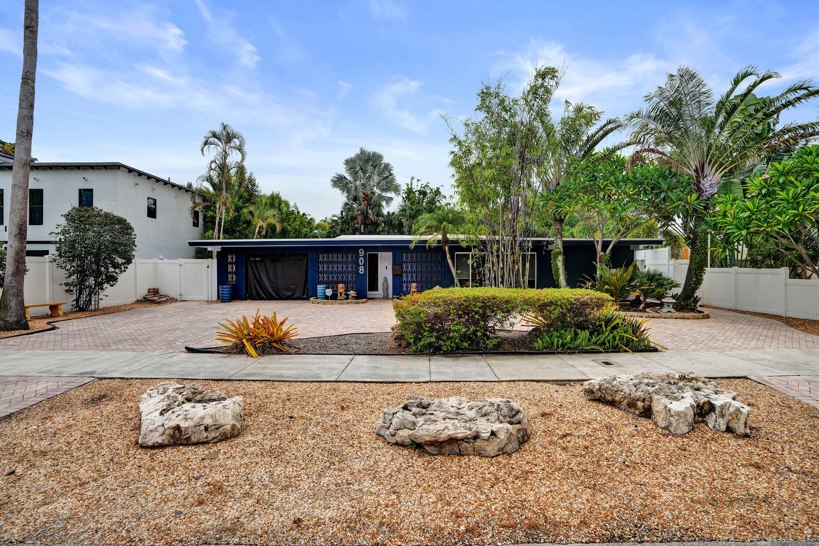 908 NE 16th Place